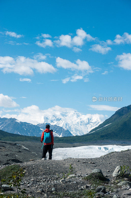 一名徒步攀登冰川的男子，Wrangell St. Elias NP, Alaska